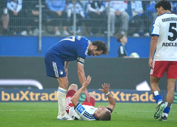 Foto : ein lachender Thomas DELANEY hilft dem erschöpften Miro MUHEIM ( HSV ) Fussball Bundesliga , Freundschaftsspiel am So. 04.10.2026 Hamburger SV - FC Kopenhagen