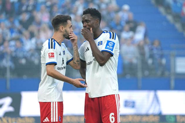 Foto : Fabio Daniel VIEIRA ( HSV ) fachsimpelt Albert Sambi LOKONGA , rechts Fussball Bundesliga , Freundschaftsspiel am So. 04.10.2026 Hamburger SV - FC Kopenhagen