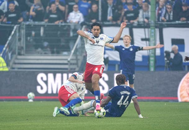 Foto : Bilal NADIR ( HSV ) und links ... Nicolas CAPALDO gegen Geovanni Vianney NDJEE Fussball Bundesliga , Freundschaftsspiel am So. 04.10.2026 Hamburger SV - FC Kopenhagen
