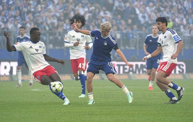 Foto : Gunnar OLSEN (45) gegen Kofi AMOAKO ( HSV ) und rechts ... Martin ADELINE (HSV) Fussball Bundesliga , Freundschaftsspiel am So. 04.10.2026 Hamburger SV - FC Kopenhagen