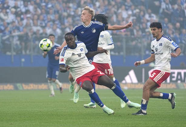 Foto : Gunnar OLSEN (45) gegen Kofi AMOAKO ( HSV ) und rechts ... Martin ADELINE (HSV) Fussball Bundesliga , Freundschaftsspiel am So. 04.10.2026 Hamburger SV - FC Kopenhagen