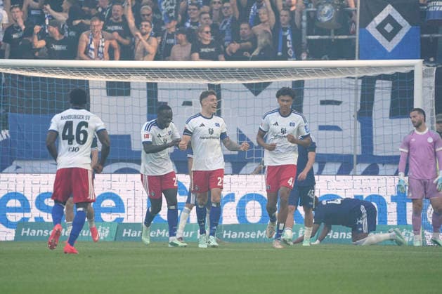 Foto : Torjubel beim HSV nach dem 2-0 durch Nicolai REMBERG , es gratulieren Kofi AMOAKO und Bilal YALCINKAYA Fussball Bundesliga , Freundschaftsspiel am So. 04.10.2026 Hamburger SV - FC Kopenhagen