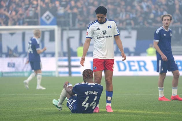 Foto : Bilal NADIR ( HSV ) hilft dem verletzten Geovanni Vianney NDJEE auf die Beine Fussball Bundesliga , Freundschaftsspiel am So. 04.10.2026 Hamburger SV - FC Kopenhagen