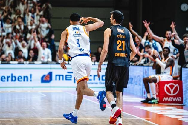 easycredit BBL Basketball Bundesliga 2026 2027 4. Spieltag Science City Jena vs NINERS Chemnitz am 04.10.2026 Jemarl Baker JR. (Jubel) über 3er. Sparkassen Arena