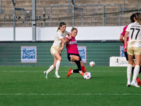 Zweikampf Eileen Michelle Campbell (1. FC Union Berlin, 10) gegen Janina Hechler (VfB Stuttgart, 16), Laufduell Sprintduell Ballbesitz GER, Fussball, VfB Stuttgart vs. 1. FC Union Berlin, Google Pixel Frauen-Bundesliga, 6 Spieltag, Stuttgart, Saison 2026 2027, 04.10.2026 GER, Fussball, VfB Stuttgart vs. 1. FC Union Berlin, Google Pixel Frauen-Bundesliga, 6. Spieltag, Stuttgart, Saison 2026 2027, 04.10.2026 Stuttgart Copyright: xCarstenxSchweringx EP_CSG
