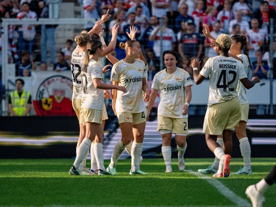 TOR zum 0:2 durch Lina Hausicke (1. FC Union Berlin, 32) Torjubel mit Mannschaft, Jubel Freude Emotion Teamjubel Gestik Geste GER, Fussball, VfB Stuttgart vs. 1. FC Union Berlin, Google Pixel Frauen-Bundesliga, 6 Spieltag, Stuttgart, Saison 2026 2027, 04.10.2026 GER, Fussball, VfB Stuttgart vs. 1. FC Union Berlin, Google Pixel Frauen-Bundesliga, 6. Spieltag, Stuttgart, Saison 2026 2027, 04.10.2026 Stuttgart Copyright: xCarstenxSchweringx EP_CSG