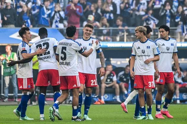 Nicolai Remberg ( HSV ) trifft köpft zum 2:0 und jubelt mit Capaldo Nicolás Kofi Amoako Martin Adeline Louis Lemke ( HSV ) Deutschland , Hamburg , Volksparkstadion , Fussball , 1. Bundesliga , Test , Hamburger SV - FC Kopenhagen