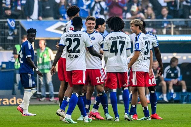 Nicolai Remberg ( HSV ) trifft köpft zum 2:0 und jubelt mit Kofi Amoako Jason Bissi-Mouelle Thierry Sedlatschek Louis Lemke ( HSV ) Deutschland , Hamburg , Volksparkstadion , Fussball , 1. Bundesliga , Test , Hamburger SV - FC Kopenhagen