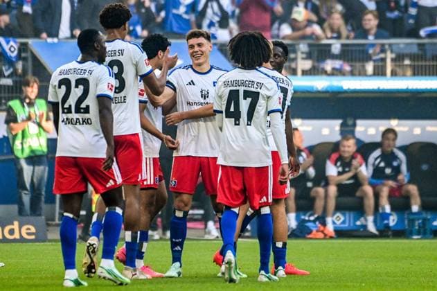 Nicolai Remberg ( HSV ) trifft köpft zum 2:0 und jubelt mit Kofi Amoako Jason Bissi-Mouelle Martin Adeline Thierry Sedlatschek ( HSV ) Deutschland , Hamburg , Volksparkstadion , Fussball , 1. Bundesliga , Test , Hamburger SV - FC Kopenhagen