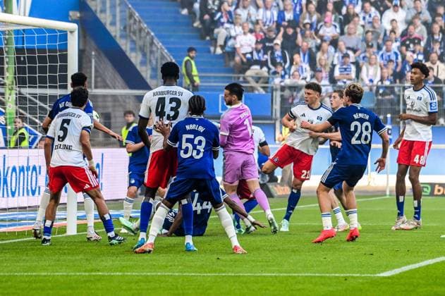 Nicolai Remberg ( HSV ) trifft köpft zum 2:0 Diant Ramaj Xander Poulsen ( Kopenhagen ) Deutschland , Hamburg , Volksparkstadion , Fussball , 1. Bundesliga , Test , Hamburger SV - FC Kopenhagen