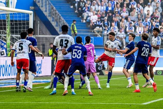 Nicolai Remberg ( HSV ) trifft köpft zum 2:0 Diant Ramaj Xander Poulsen ( Kopenhagen ) Deutschland , Hamburg , Volksparkstadion , Fussball , 1. Bundesliga , Test , Hamburger SV - FC Kopenhagen