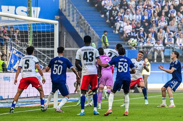 Nicolai Remberg ( HSV ) trifft köpft zum 2:0 Diant Ramaj Xander Poulsen ( Kopenhagen ) Deutschland , Hamburg , Volksparkstadion , Fussball , 1. Bundesliga , Test , Hamburger SV - FC Kopenhagen