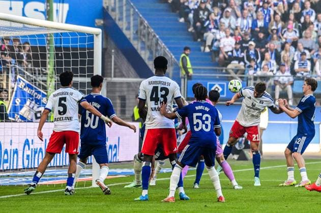 Nicolai Remberg ( HSV ) trifft köpft zum 2:0 Diant Ramaj Xander Poulsen ( Kopenhagen ) Deutschland , Hamburg , Volksparkstadion , Fussball , 1. Bundesliga , Test , Hamburger SV - FC Kopenhagen