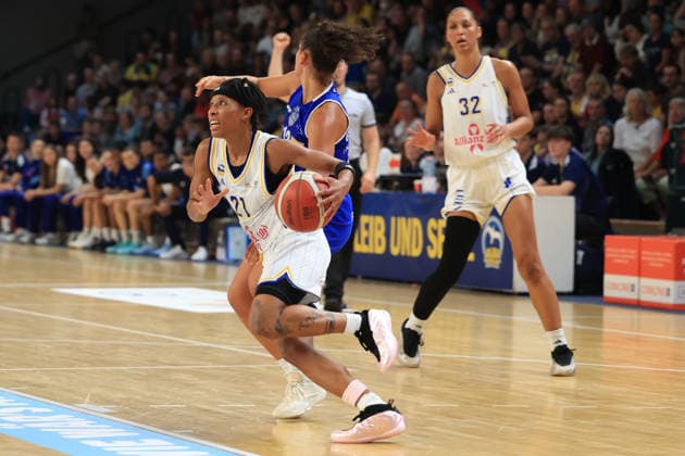 2026_10_04, Basketball, Alba Berlin Frauen vs BC Marburg, 1. Damen-Basketball-Bundesliga (DBBL), Spieltag 1 , Sömmeringhalle Berlin Deeshyra Thomas (Alba Berlin Frauen, 21) mit dem Ball Berlin Berlin Deutschland