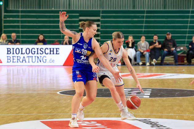 2026_10_04, Basketball, Alba Berlin Frauen vs BC Marburg, 1. Damen-Basketball-Bundesliga (DBBL), Spieltag 1 , Sömmeringhalle Berlin Alina Hartmann (Alba Berlin Frauen, 29) und Lea Debeljak (BC Marburg, 20) Berlin Berlin Deutschland