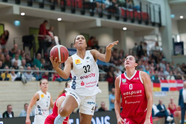 Lia Kentzler (Luchse, 32), Alexia Allesch (Lions, 0), halfit Lions vs. TK Hannover Luchse, Damen Basketball, 1. Bundesliga, DBBL, 1. Spieltag Saison 2026 27, 04.10.2026. Halle SWH Arena Sachsen-Anhalt Deutschland