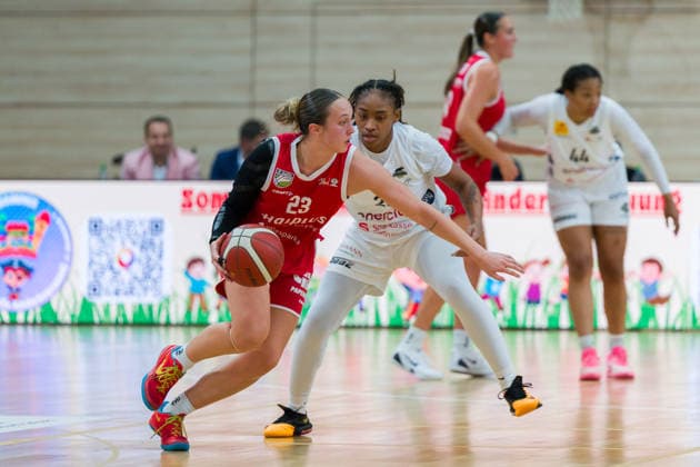 Jordan King Lions, 23), Prencis Harden (Luchse, 24), halfit Lions vs. TK Hannover Luchse, Damen Basketball, 1. Bundesliga, DBBL, 1. Spieltag Saison 2026 27, 04.10.2026. Halle SWH Arena Sachsen-Anhalt Deutschland