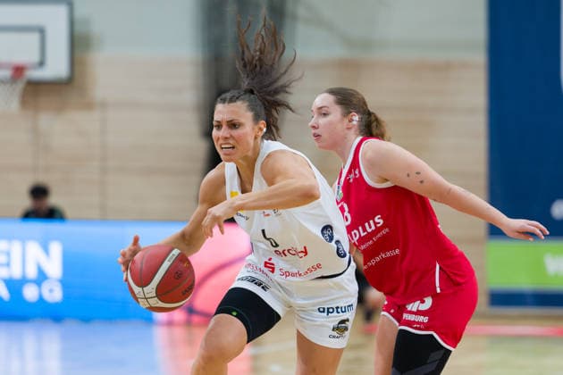 Theresa Simon (Luchse, 6), Anna Suckstorff (Lions, 8), halfit Lions vs. TK Hannover Luchse, Damen Basketball, 1. Bundesliga, DBBL, 1. Spieltag Saison 2026 27, 04.10.2026. Halle SWH Arena Sachsen-Anhalt Deutschland