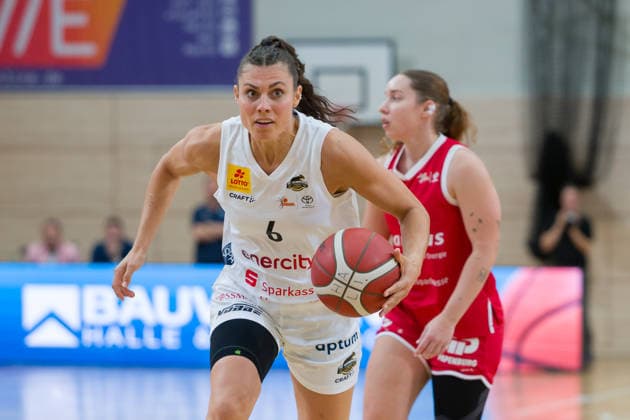 Theresa Simon (Luchse, 6), Anna Suckstorff (Lions, 8), halfit Lions vs. TK Hannover Luchse, Damen Basketball, 1. Bundesliga, DBBL, 1. Spieltag Saison 2026 27, 04.10.2026. Halle SWH Arena Sachsen-Anhalt Deutschland