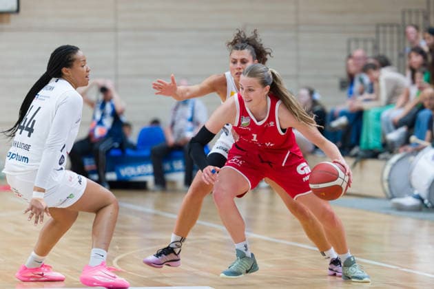 Alyssa Brown (Luchse, 44), Theresa Simon (Luchse, 6), Lee Volker (Lions, 1), halfit Lions vs. TK Hannover Luchse, Damen Basketball, 1. Bundesliga, DBBL, 1. Spieltag Saison 2026 27, 04.10.2026. Halle SWH Arena Sachsen-Anhalt Deutschland