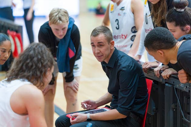 Jesper Sundberg (Luchse, Head Coach), Auszeit, halfit Lions vs. TK Hannover Luchse, Damen Basketball, 1. Bundesliga, DBBL, 1. Spieltag Saison 2026 27, 04.10.2026. Halle SWH Arena Sachsen-Anhalt Deutschland