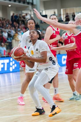 Prencis Harden (Luchse, 24), halfit Lions vs. TK Hannover Luchse, Damen Basketball, 1. Bundesliga, DBBL, 1. Spieltag Saison 2026 27, 04.10.2026. Halle SWH Arena Sachsen-Anhalt Deutschland