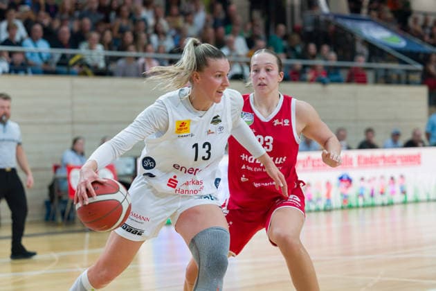 Meret Kleine-Beek (Luchse, 13), Jordan King Lions, 23), halfit Lions vs. TK Hannover Luchse, Damen Basketball, 1. Bundesliga, DBBL, 1. Spieltag Saison 2026 27, 04.10.2026. Halle SWH Arena Sachsen-Anhalt Deutschland