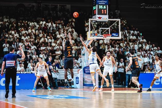 easycredit BBL Basketball Bundesliga 2026 2027 4. Spieltag Science City Jena vs NINERS Chemnitz am 04.10.2026 v.li. Stefan Smith (Chemnitz) 3er gegen Kristofer Krause (Jena) Sparkassen Arena