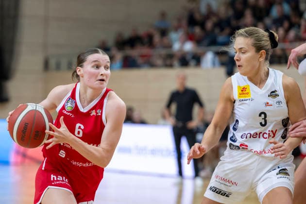 Toyota DBBL 2026 2027 - HalFit Lions vs.TK Hannover Halle Saale, Deutschland 04.Oktober 2026: Im Bild:v.li.Nicole Brochlitz (Halle) und Lovisa Hjern (Hannover) Halle Saale swh.Arena Sachsen-Anhalt Deutschland