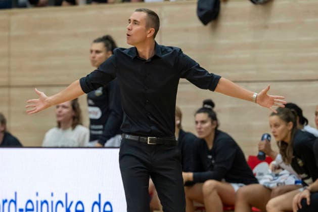 Toyota DBBL 2026 2027 - HalFit Lions vs.TK Hannover Halle Saale, Deutschland 04.Oktober 2026: Im Bild:Trainer Jesper Sundberg (Hannover) Gestik, Geste, gestikuliert, Halle Saale swh.Arena Sachsen-Anhalt Deutschland