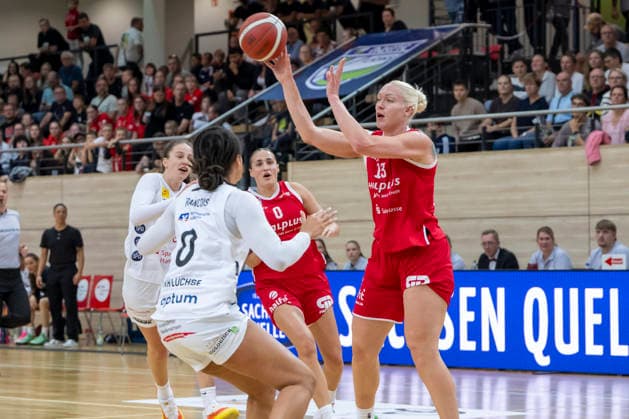 Toyota DBBL 2026 2027 - HalFit Lions vs.TK Hannover Halle Saale, Deutschland 04.Oktober 2026: Im Bild:v.li.Nora Francois (Hannover) und Marta Miscenko (Halle) Halle Saale swh.Arena Sachsen-Anhalt Deutschland