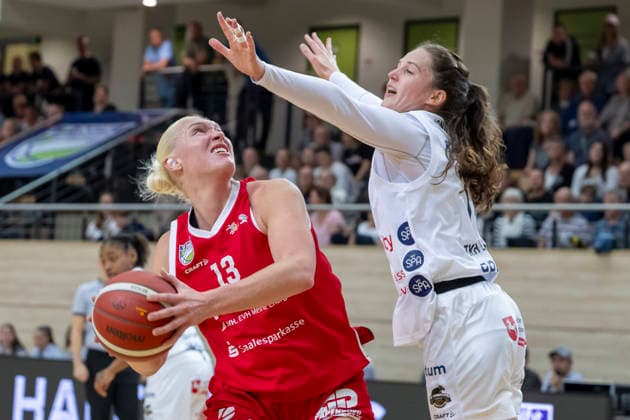 Toyota DBBL 2026 2027 - HalFit Lions vs.TK Hannover Halle Saale, Deutschland 04.Oktober 2026: Im Bild:v.li.Marta Miscenko (Halle) und Rowena Jongeling (Hannover) Halle Saale swh.Arena Sachsen-Anhalt Deutschland
