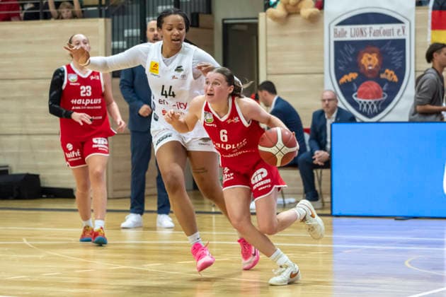 Toyota DBBL 2026 2027 - HalFit Lions vs.TK Hannover Halle Saale, Deutschland 04.Oktober 2026: Im Bild:v. li. im Zweikampf Alyssa Brown (Hannover) und Nicole Brochlitz (Halle) Halle Saale swh.Arena Sachsen-Anhalt Deutschland