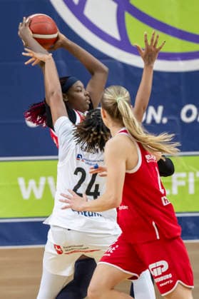 Toyota DBBL 2026 2027 - HalFit Lions vs.TK Hannover Halle Saale, Deutschland 04.Oktober 2026: Im Bild:v.li.Khalis Cain (Halle), Prencis Harden (Hannover) und Lee Volker (Halle) Halle Saale swh.Arena Sachsen-Anhalt Deutschland
