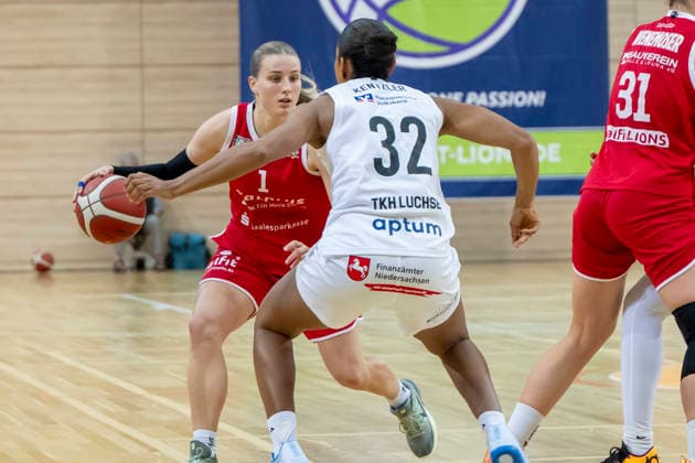 Toyota DBBL 2026 2027 - HalFit Lions vs.TK Hannover Halle Saale, Deutschland 04.Oktober 2026: Im Bild:v. li. im Zweikampf Lee Volker (Halle) und Lia Kentzler (Hannover) Halle Saale swh.Arena Sachsen-Anhalt Deutschland