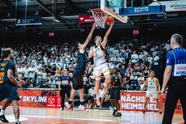 easycredit BBL Basketball Bundesliga 2026 2027 4. Spieltag Science City Jena vs NINERS Chemnitz am 04.10.2026 Raphael Falkenthal (Jena) Korbleger Sparkassen Arena