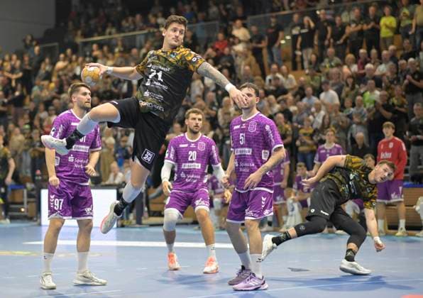 04.10.2026, Dresdens Oliver Seidler erfolgreich gegen die Hüttenberger Abwehr, Handball, 2. Bundesliga, HC Elbflorenz Dresden - TV Hüttenberg, (c) Dresden