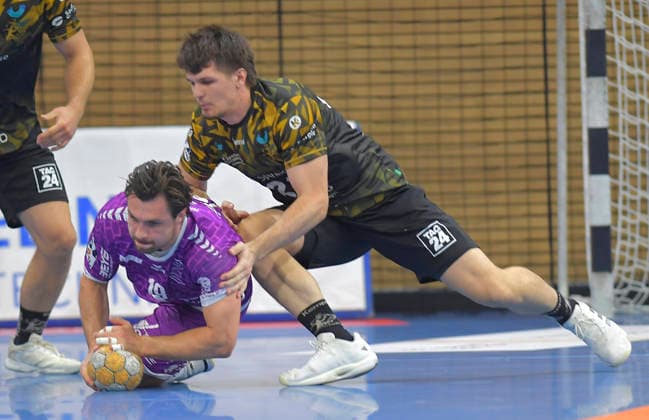 04.10.2026, Dresdens Ediz Aktas und Hüttenbergs Vit Reichl beim Bodenkampf, Handball, 2. Bundesliga, HC Elbflorenz Dresden - TV Hüttenberg, (c) Dresden