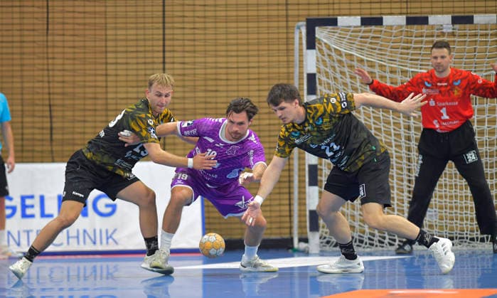 04.10.2026, Dresdens Anton Preußner, lks, und Dresdens Ediz Aktas gegen Hüttenbergs Vit Reichl, Handball, 2. Bundesliga, HC Elbflorenz Dresden - TV Hüttenberg, (c) Dresden