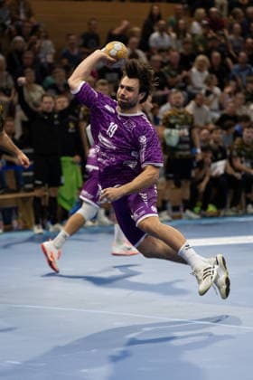 Im Bild: Daniel Blaha (19, Dresden) beim Angriff 04.10.2026, HC Elbflorenz 2006 - TV 05 07 Hüttenberg, 2. Handball-Bundesliga, 6. Spieltag, Deutschland, Dresden, BallsportArena Dresden Copyright: HMBxMedia xEtiennexSchlick