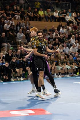 Im Bild: Daniel Blaha (19, Dresden) und Sebastian Greß (25, Dresden) springen 04.10.2026, HC Elbflorenz 2006 - TV 05 07 Hüttenberg, 2. Handball-Bundesliga, 6. Spieltag, Deutschland, Dresden, BallsportArena Dresden Copyright: HMBxMedia xEtiennexSchlick