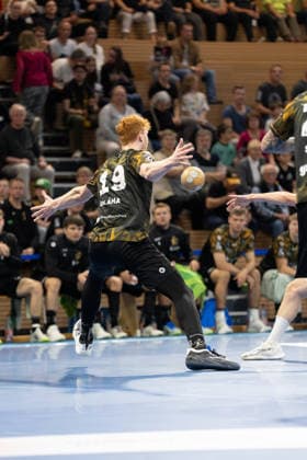 Im Bild: Abwehr des Gegner Balls durch Daniel Blaha (19, Dresden) 04.10.2026, HC Elbflorenz 2006 - TV 05 07 Hüttenberg, 2. Handball-Bundesliga, 6. Spieltag, Deutschland, Dresden, BallsportArena Dresden Copyright: HMBxMedia xEtiennexSchlick