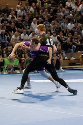 Im Bild: Daniel Blaha (19, Dresden) hält David Sehnke (4, Hüttenberg) fest 04.10.2026, HC Elbflorenz 2006 - TV 05 07 Hüttenberg, 2. Handball-Bundesliga, 6. Spieltag, Deutschland, Dresden, BallsportArena Dresden Copyright: HMBxMedia xEtiennexSchlick