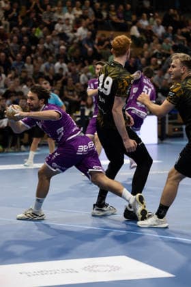 Im Bild: Vit Reichel (19, Hüttenberg) beim Angriff 04.10.2026, HC Elbflorenz 2006 - TV 05 07 Hüttenberg, 2. Handball-Bundesliga, 6. Spieltag, Deutschland, Dresden, BallsportArena Dresden Copyright: HMBxMedia xEtiennexSchlick