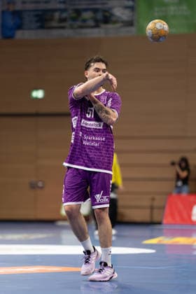 Im Bild: Hendrik Schreibe (51, Hüttenberg) wirft den Ball 04.10.2026, HC Elbflorenz 2006 - TV 05 07 Hüttenberg, 2. Handball-Bundesliga, 6. Spieltag, Deutschland, Dresden, BallsportArena Dresden Copyright: HMBxMedia xEtiennexSchlick