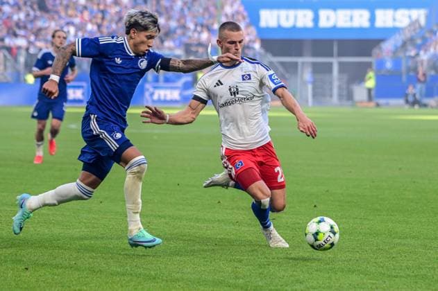 Miro Muheim ( HSV ) grätscht Maher Carrizo ( Kopenhagen ) Deutschland , Hamburg , Volksparkstadion , Fussball , 1. Bundesliga , Test , Hamburger SV - FC Kopenhagen