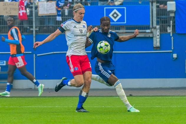 Sebastiaan Bornauw ( HSV ) am Ball 44 Geovanni Vianney Ndjee ( Kopenhagen ) Deutschland , Hamburg , Volksparkstadion , Fussball , 1. Bundesliga , Test , Hamburger SV - FC Kopenhagen