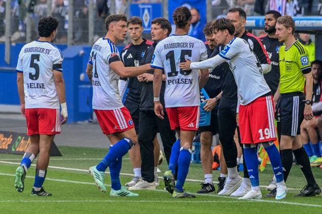 Yussuf Poulsen ( HSV ) ging frühzeitig für Otto Stange ( HSV ) vom Platz Deutschland , Hamburg , Volksparkstadion , Fussball , 1. Bundesliga , Test , Hamburger SV - FC Kopenhagen