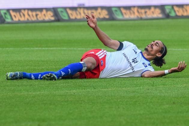 Yussuf Poulsen ( HSV ) liegt am Boden Deutschland , Hamburg , Volksparkstadion , Fussball , 1. Bundesliga , Test , Hamburger SV - FC Kopenhagen