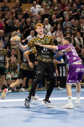 Im Bild: Daniel Blaha (19, Dresden) wirft den Ball 04.10.2026, HC Elbflorenz 2006 - TV 05 07 Hüttenberg, 2. Handball-Bundesliga, 6. Spieltag, Deutschland, Dresden, BallsportArena Dresden Copyright: HMBxMedia xEtiennexSchlick